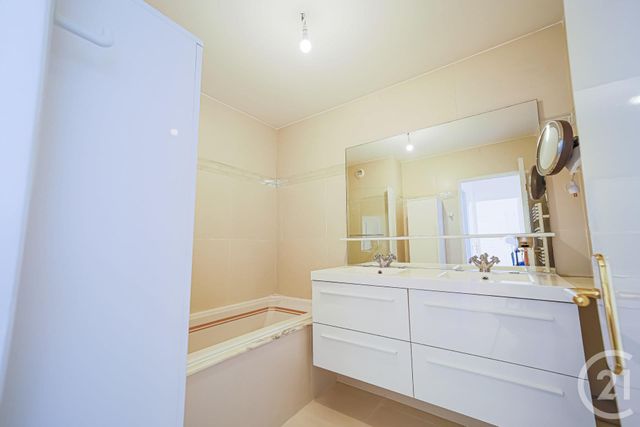Appartement T3 à vendre - 3 pièces - 75.75 m2 - MARSEILLE - 13008 - PROVENCE-ALPES-COTE-D-AZUR - Century 21 Intramuros Appartement T3 à vendre - 3 pièces - 75.75 m2 - MARSEILLE - 13008 - PROVENCE-ALPES-COTE-D-AZUR - Century 21 Intramuros